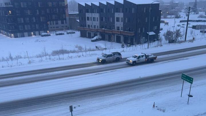 Hielo en las carreteras complica el tráfico matutino en Denver tras la tormenta invernal