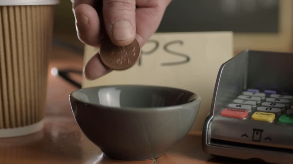 Trabajadores que reciben propinas: deducción de hasta $25,000 en impuestos a partir de 2025