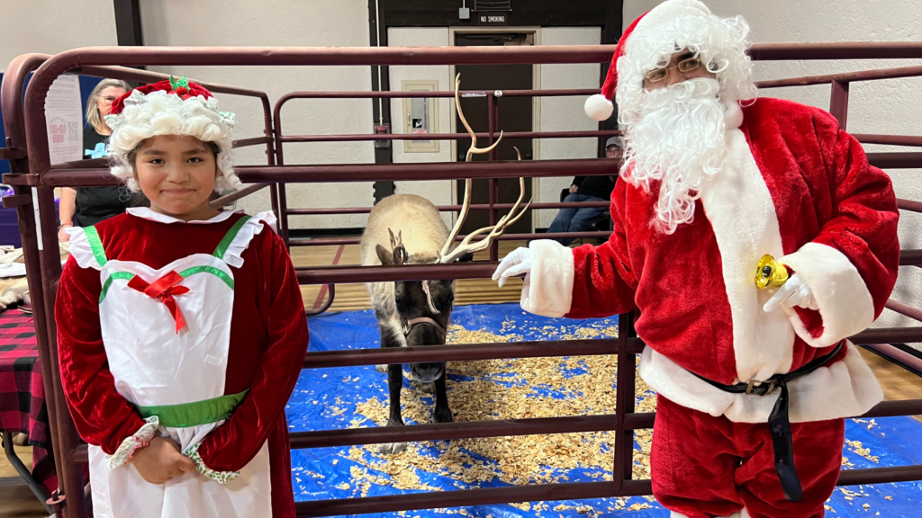 Evergreen Anuncia Convivio Navideño con Santa Claus y un Reno Real Este Sábado