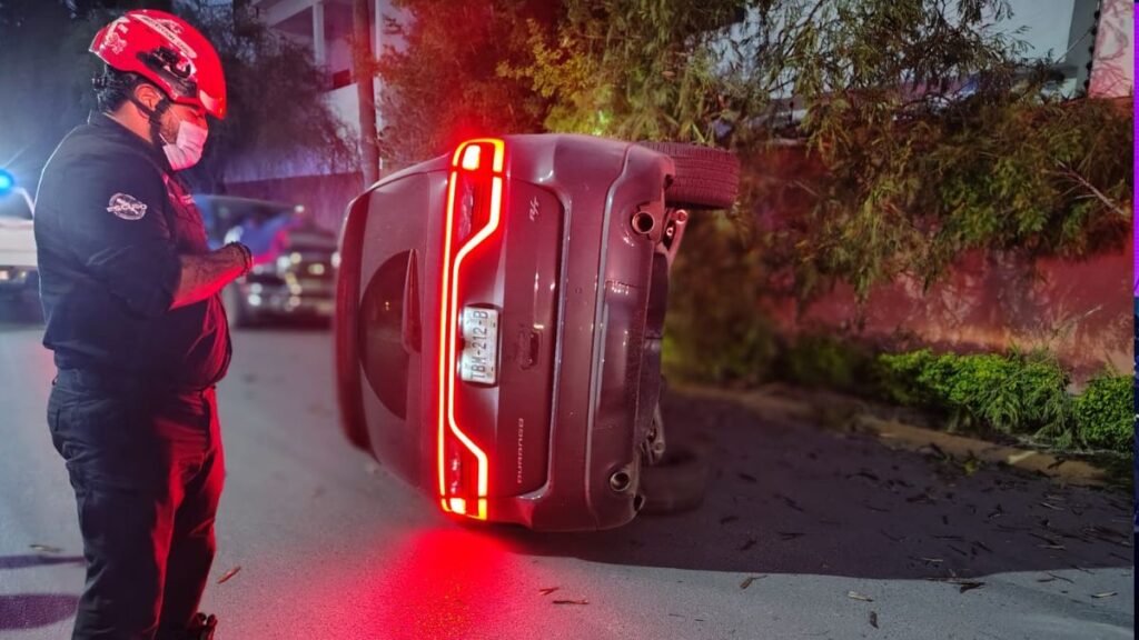 Accidente en Monterrey: Camioneta se estrella contra árbol tras perder el control