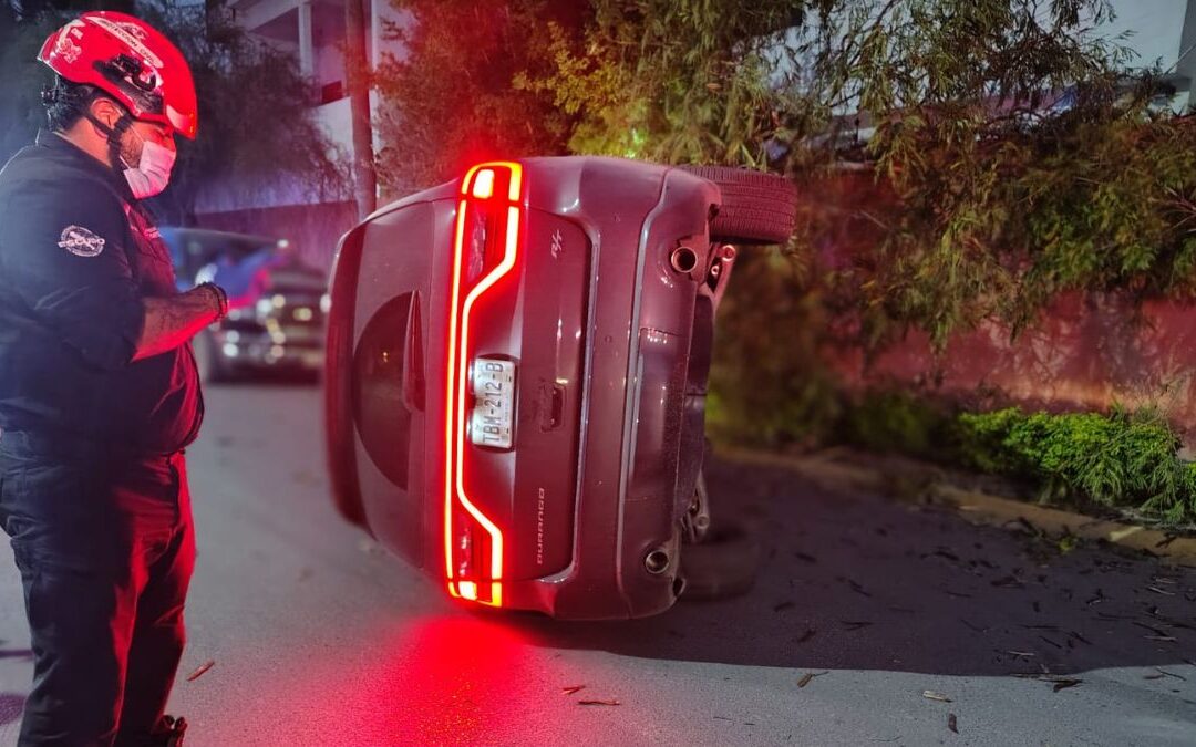 Accidente en Monterrey: Camioneta se estrella contra árbol tras perder el control