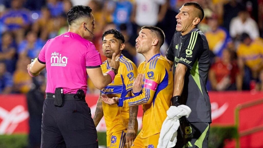 El árbitro familiar del Chuletita: Dos penales señalados ante Tigres que marcan su carrera