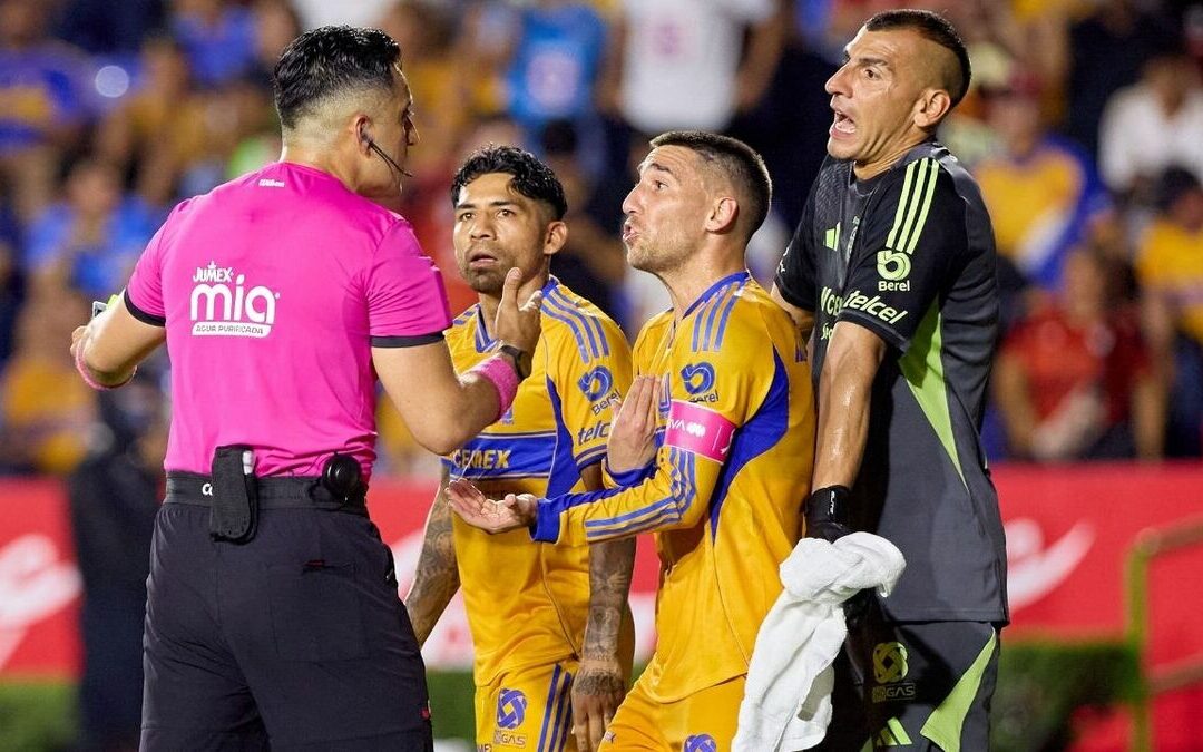 El árbitro familiar del Chuletita: Dos penales señalados ante Tigres que marcan su carrera