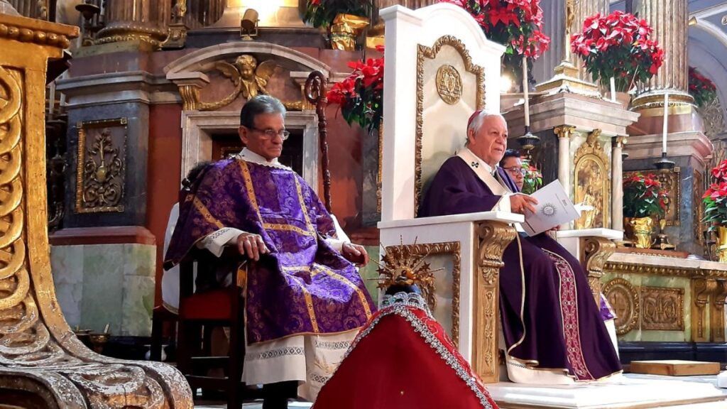 El Arzobispo de Puebla Enciende la Vela de Adviento y Pide Paz por Joseline