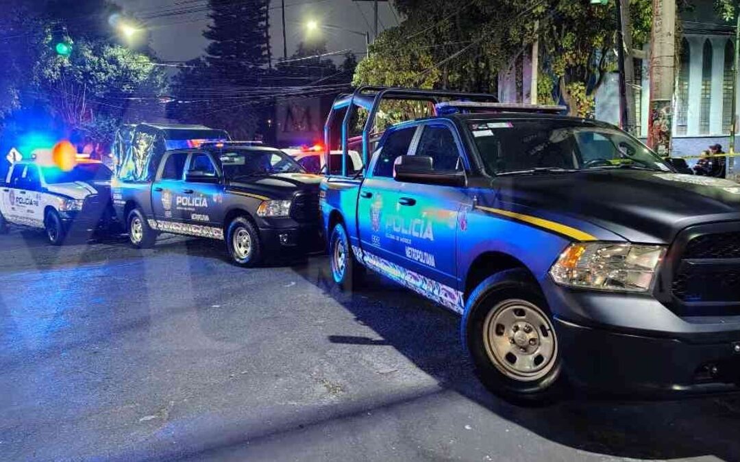 Tiroteo en Azcapotzalco: Pareja atacada a balazos dentro de su auto, un fallecido