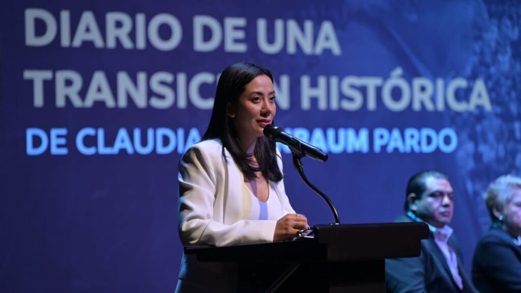 Betzabé Martínez Asiste a la Presentación del Libro ‘Diario de una Transición Histórica’ en Los Ángeles