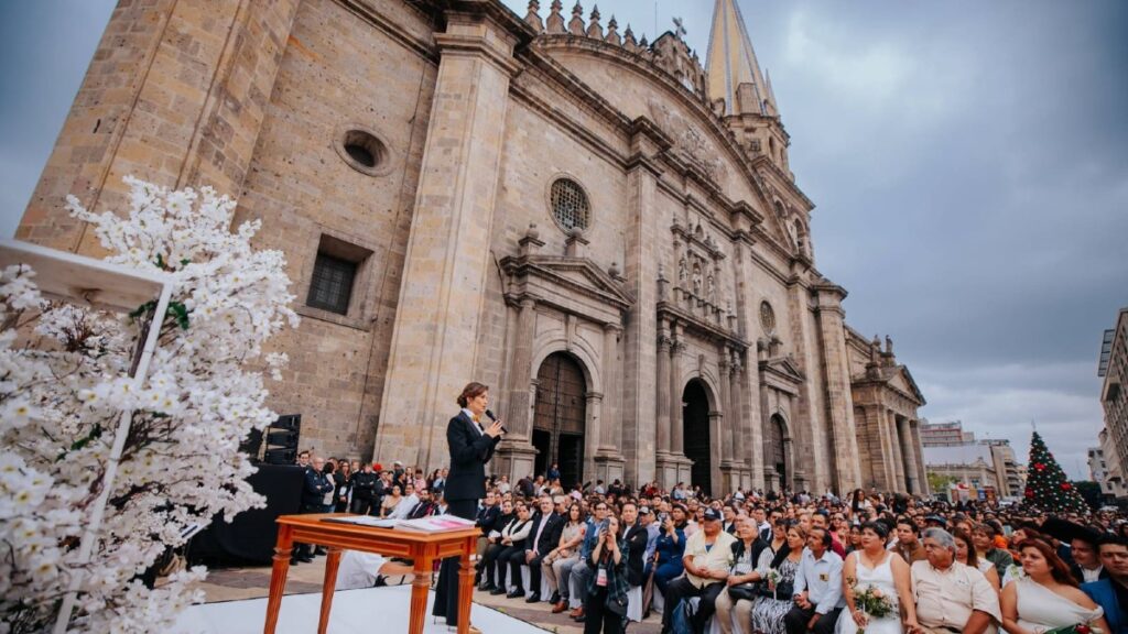 Guadalajara Celebra el Amor: Verónica Delgadillo Casa a 1,726 Parejas en una Ceremonia Colectiva