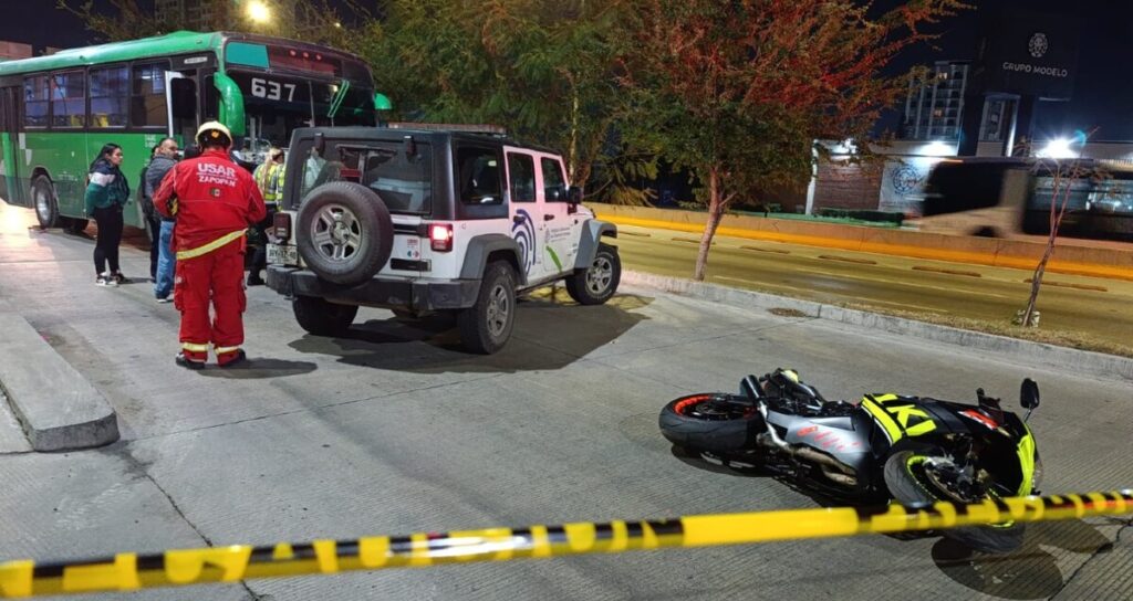 Fatal Accidente de Motociclista Atrapado por Camión en Zapopan Captado en Video de Seguridad