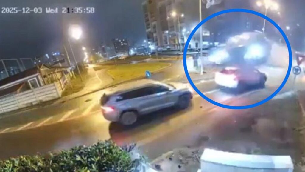 Auto Vuela sobre Dos Coches Debido a Emergencia Médica en Los Ángeles | VIDEO