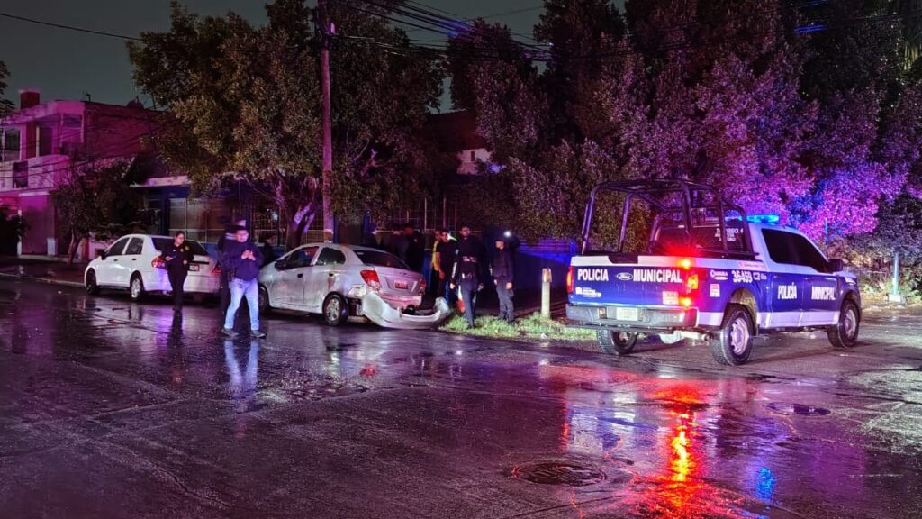 Accidente en Torreón: Hombre Abandona su Auto Tras Choque Automovilístico