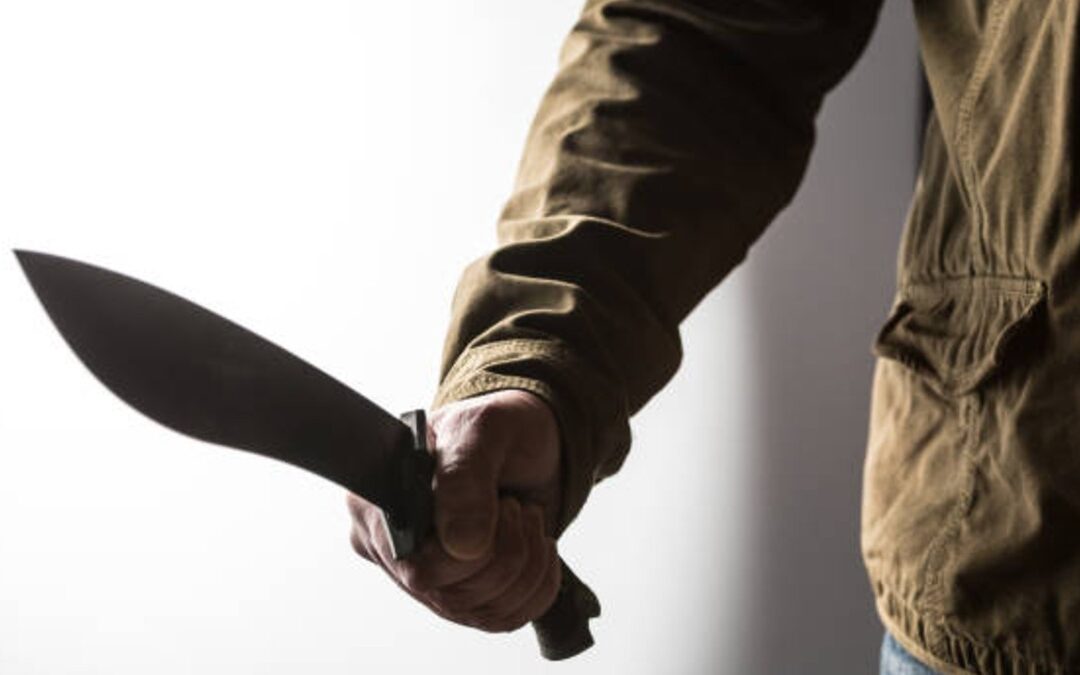 Hombre Detenido en GAM por Amenazar a Sus Hermanas con un Machete Estando Intoxicado