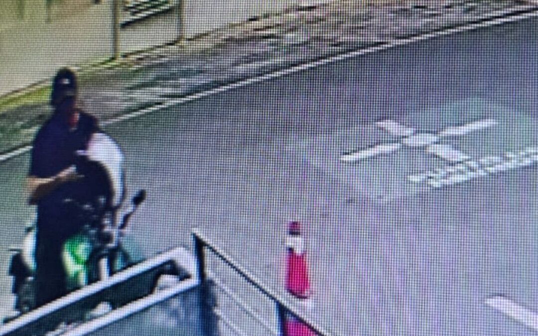 Robo de Motocicleta en Plena Luz del Día en la Colonia Anzures: Delincuente Captado por Cámaras de Seguridad