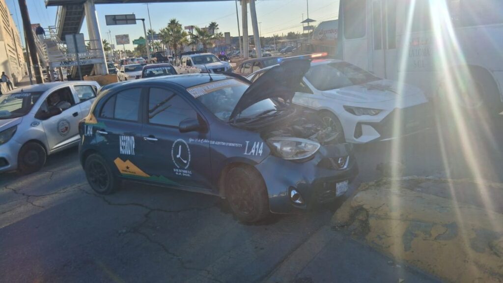 Conductor pierde el control y causa accidente en camellón central de Gómez Palacio