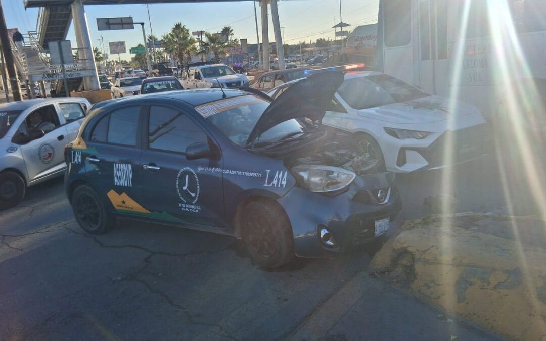 Conductor pierde el control y causa accidente en camellón central de Gómez Palacio