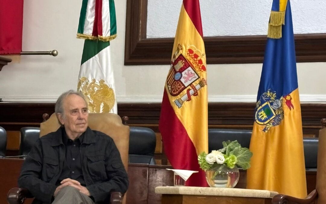 Joan Serrat recibe las llaves de la ciudad de Guadalajara en un homenaje en la FIL