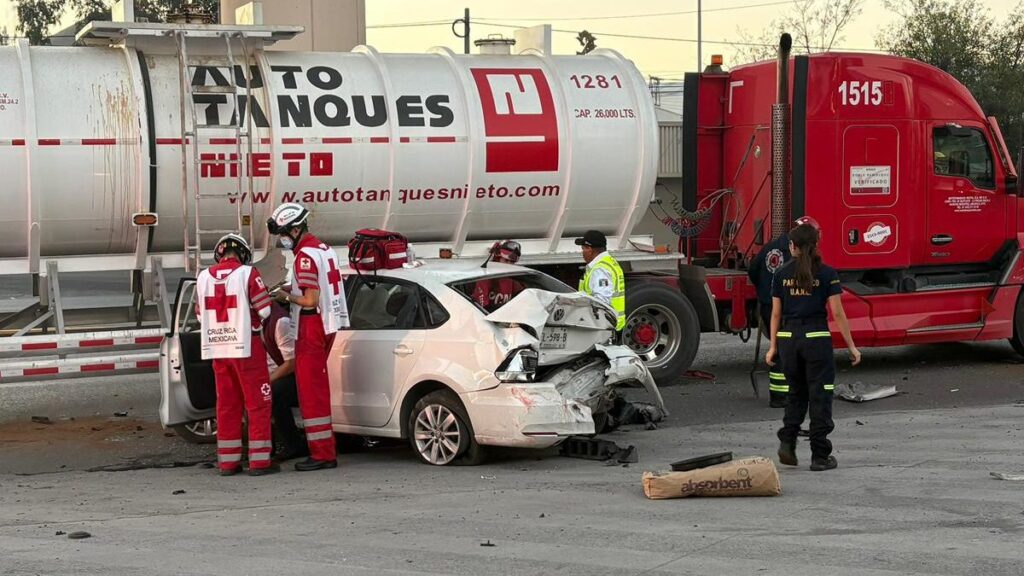 Accidente de Tráfico en Monterrey: Conductor Presuntamente Ebrio Choca Contra Pipa de Agua en la Avenida Félix U. Gómez