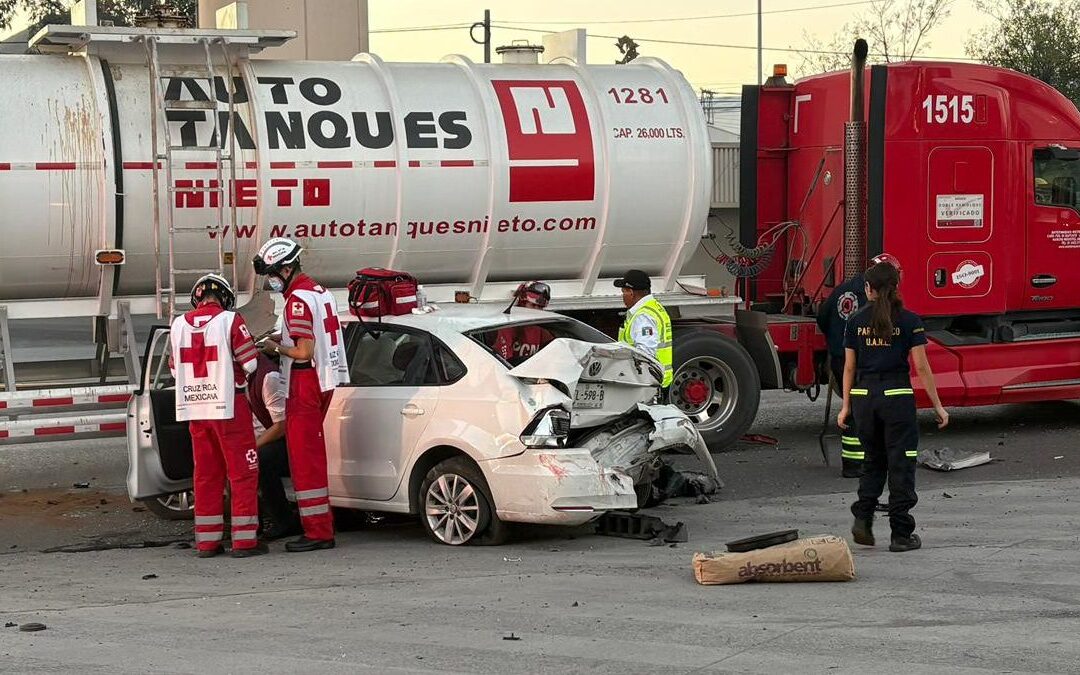 Accidente de Tráfico en Monterrey: Conductor Presuntamente Ebrio Choca Contra Pipa de Agua en la Avenida Félix U. Gómez