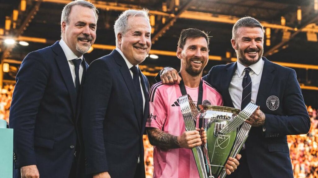 Lionel Messi: ¡MVP de la MLS 2025 y Triunfador en los Premios del Fútbol en Los Ángeles!