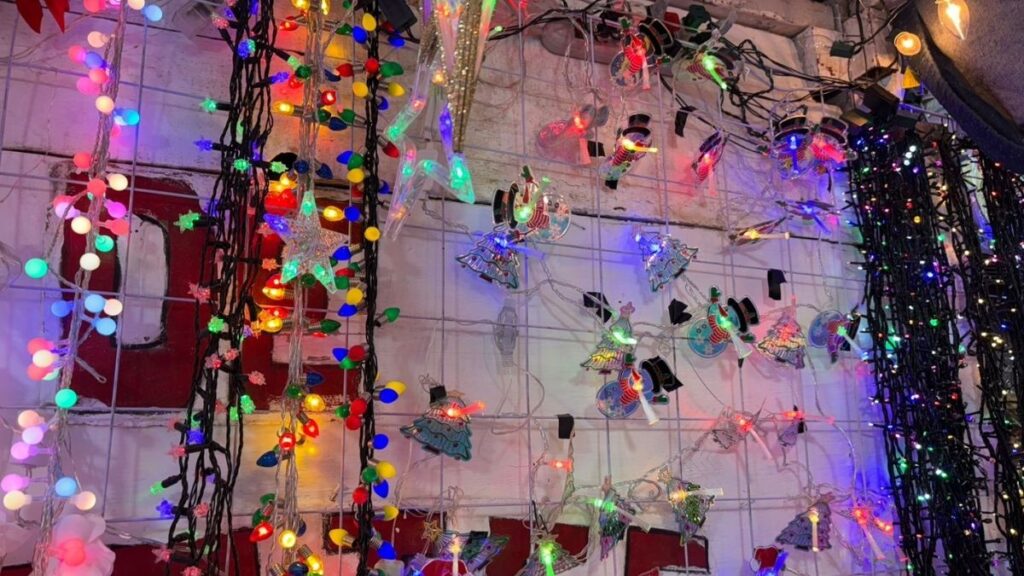 Mercadito Navideño de Torreón: Reparación de Luces y Series, una Tradición de 70 Años