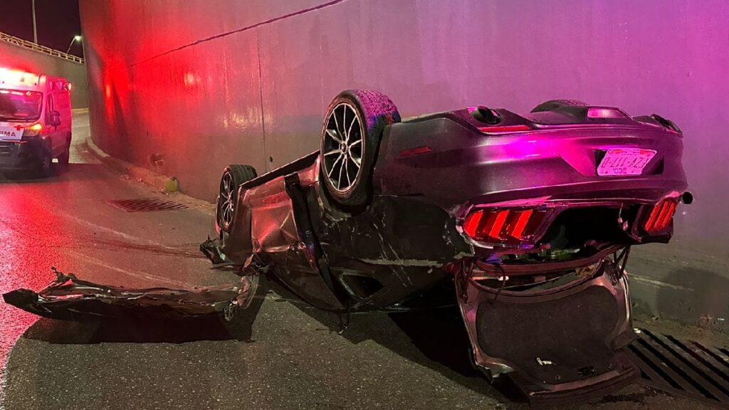 Volcadura de Mustang en la Carretera Torreón-Matamoros: Conductor Huyó Después del Accidente