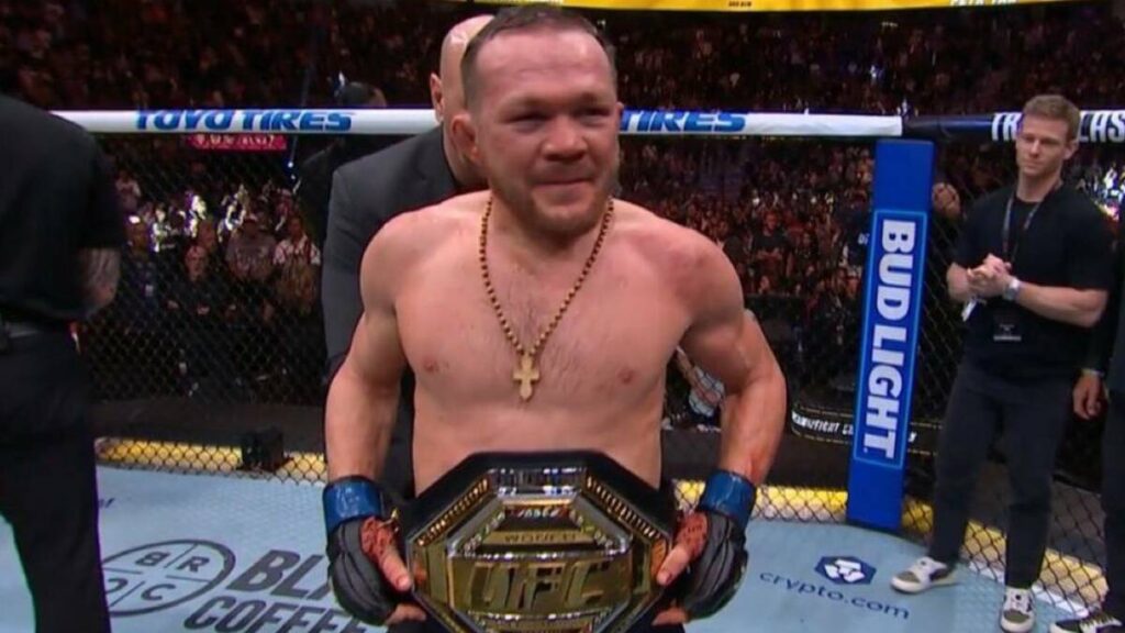 Petr Yan se consagra Campeón Peso Gallo al vencer a Merab Dvalishvili en UFC