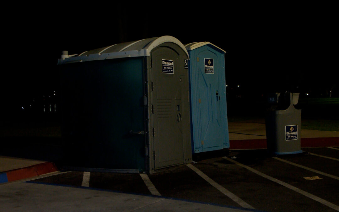 Investigación policial tras hallazgo de un bebé encontrado en baño portátil en Mission Bay