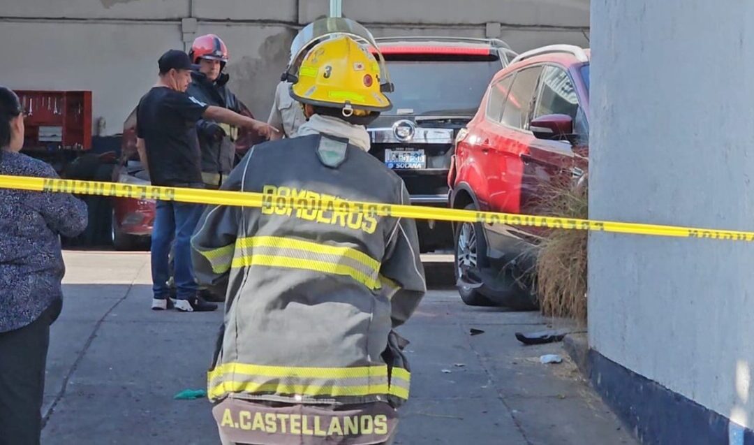 Accidente en Guadalajara: Mecánico de 33 años sufre fracturas tras caerle camioneta encima