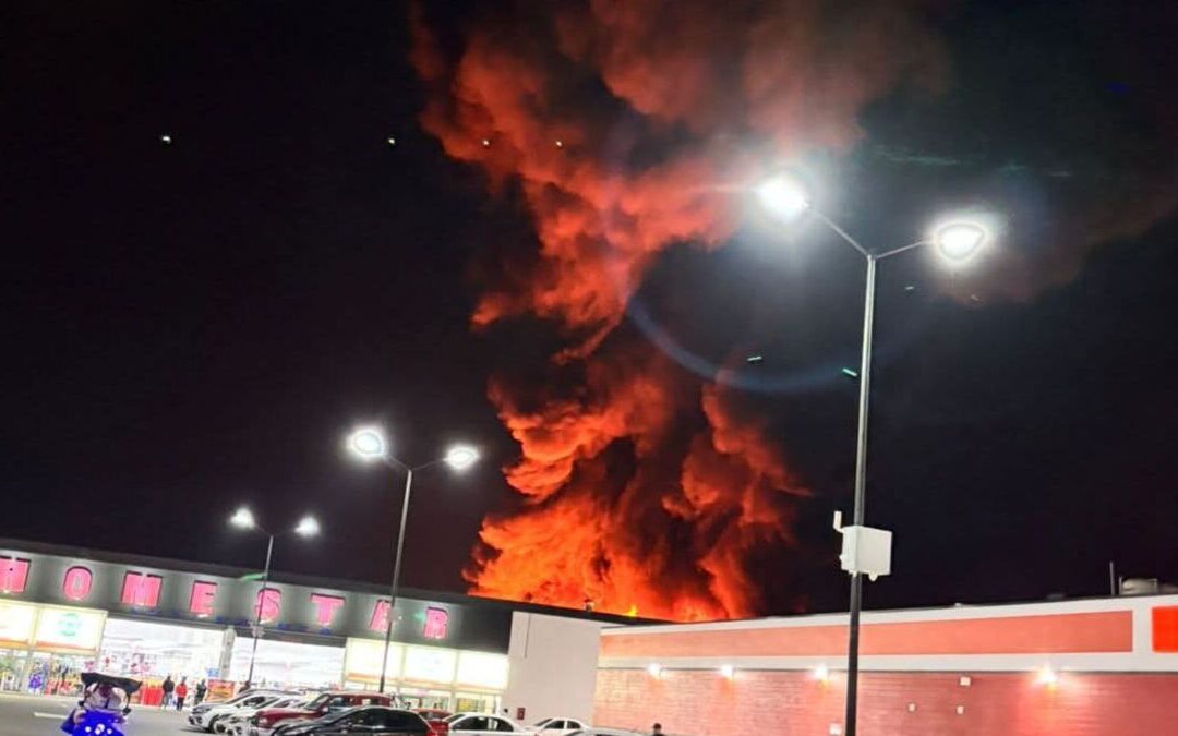 Incendio en Ixtapaluca: Evacuación de vecinos y cierre de Plaza Pilares ante la emergencia