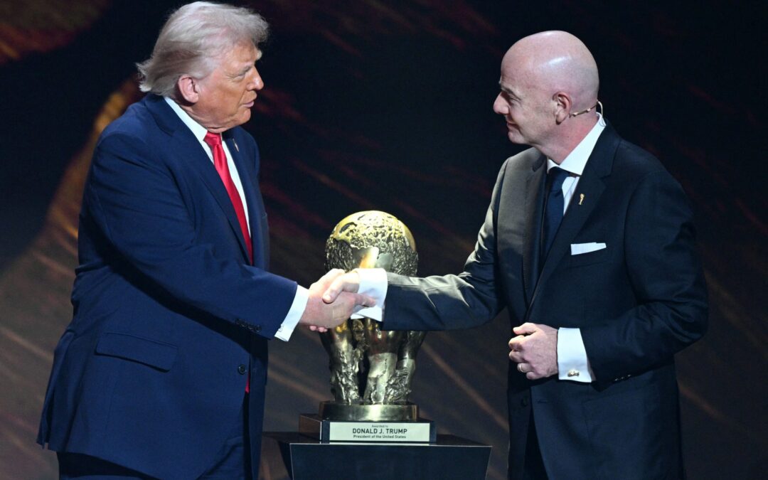 Donald Trump recibe el Premio FIFA de la Paz en un controvertido momento