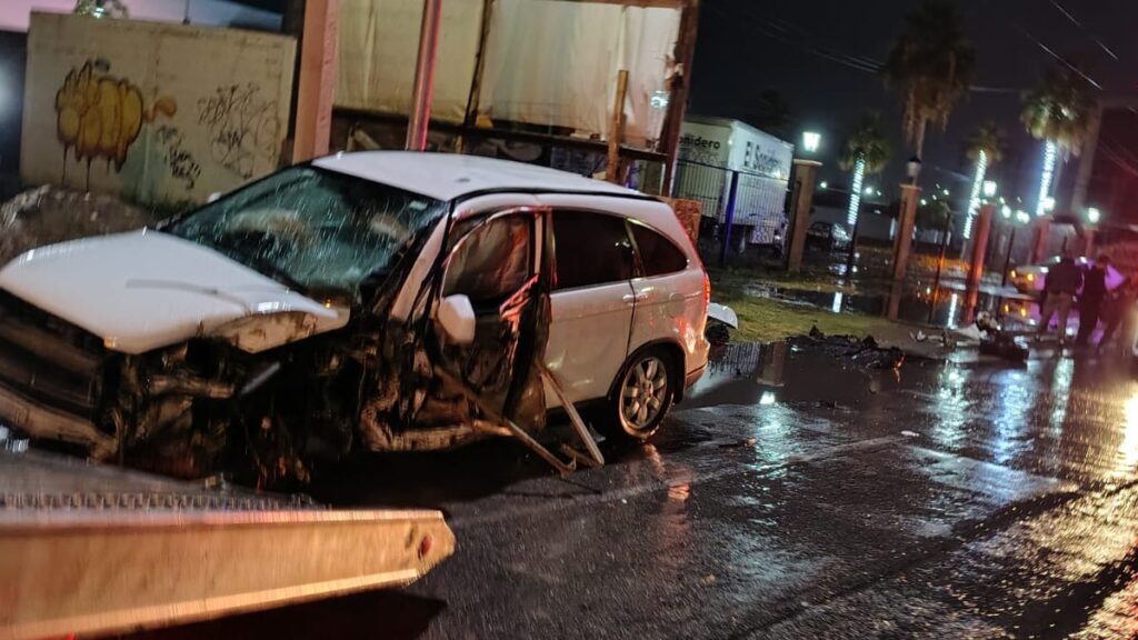 Accidente vehicular: Conductor ebrio destroza camioneta contra poste metálico en la Torreón-San Pedro