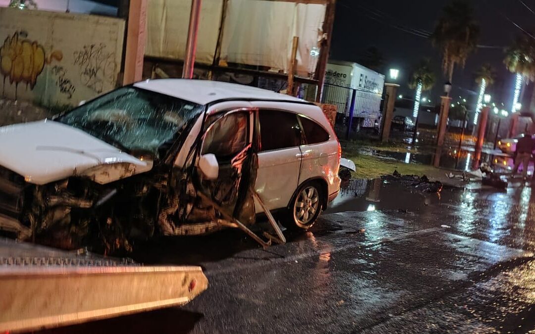 Accidente vehicular: Conductor ebrio destroza camioneta contra poste metálico en la Torreón-San Pedro
