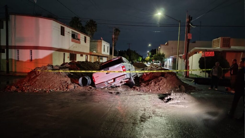 Camioneta cae en zanja de SIMAS Torreón: Conductor logra escapar ileso