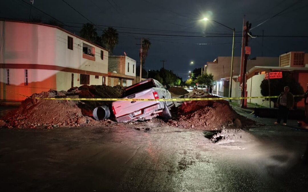 Camioneta cae en zanja de SIMAS Torreón: Conductor logra escapar ileso