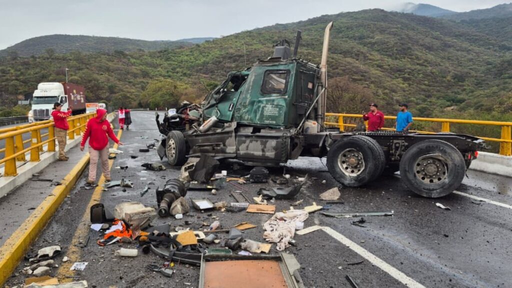 Cierre Total en la Autopista Guadalajara-Colima: Dos Accidentes Simultáneos Dejan Seis Heridos y un Tráiler Destrozado