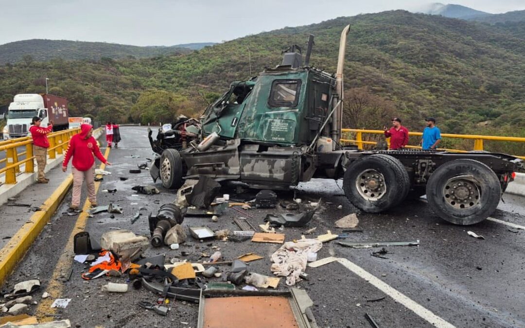Cierre Total en la Autopista Guadalajara-Colima: Dos Accidentes Simultáneos Dejan Seis Heridos y un Tráiler Destrozado