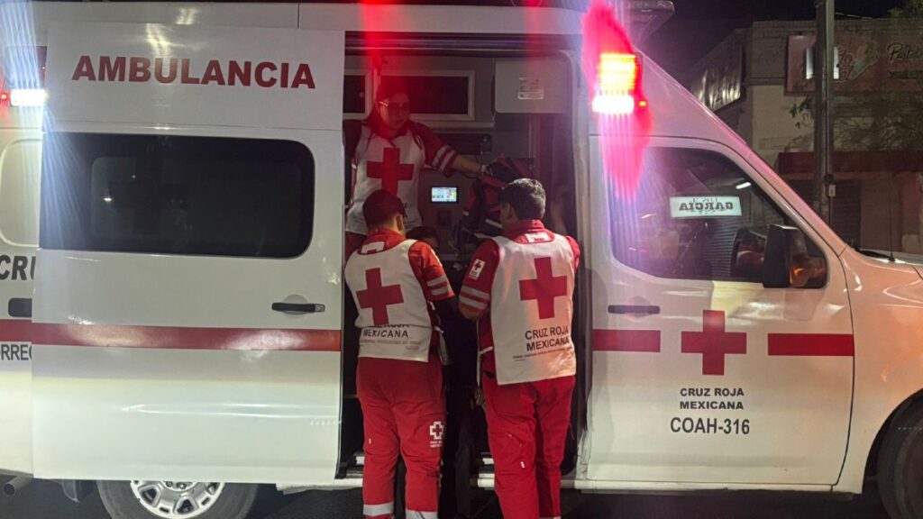 Asalto en Torreón: Abuelito sufre brutal golpiza tras salir de un bar | Video Impactante